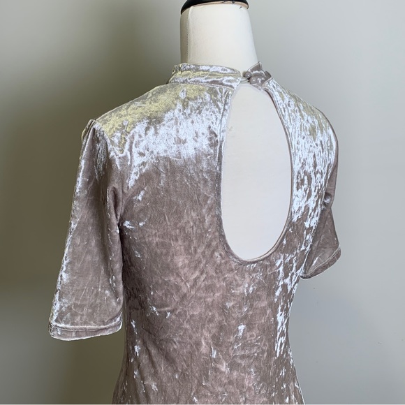 Love J Woman’s Beige Velvet Dress Size Medium - Picture 9 of 15